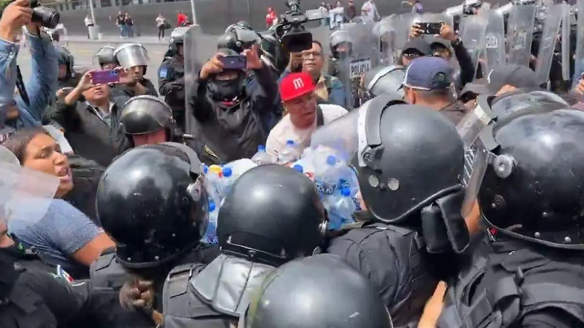 Pelea entre comerciantes y policías en Eje Central